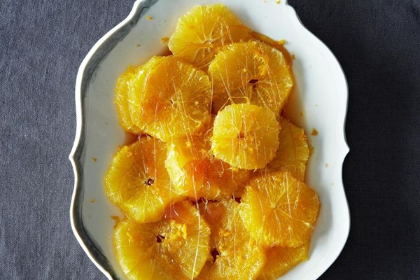 Chilled oranges in rum-caramel syrup