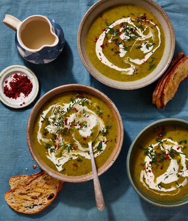Chilled pea pod and lettuce soup