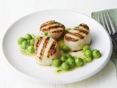 Chilled pea soup with spicy crab