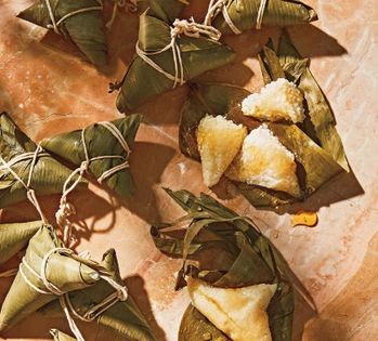 Chilled rice cake with honey (蜂蜜凉粽子)