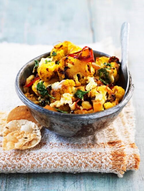 Chilli and coriander cauliflower with eggs (Phulkobi aru konir torkari)
