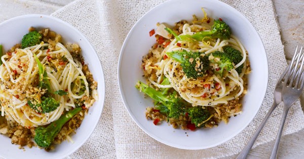 Chilli and garlic spaghetti with lemon crumbs
