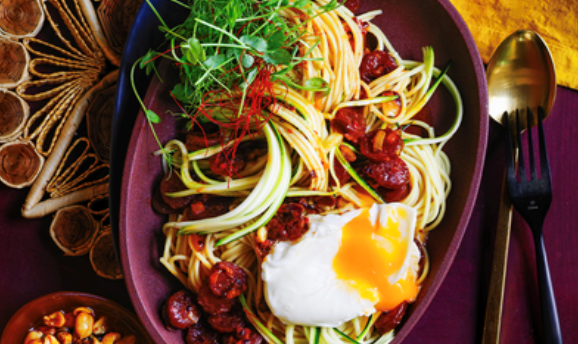 Chilli and soy butter noodles with poached duck egg (Pancit canton)