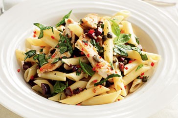 Chilli chicken pasta with garlic, olives and capers