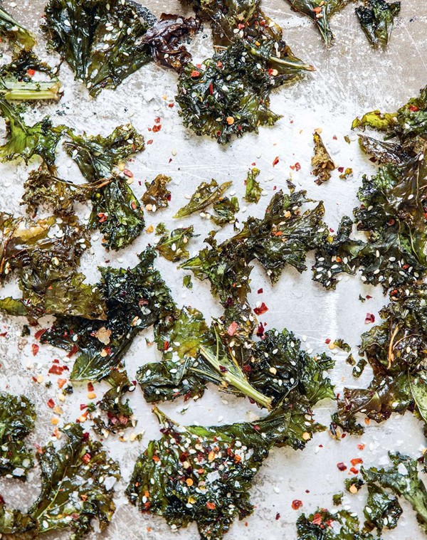 Chilli, garlic and sesame kale chips