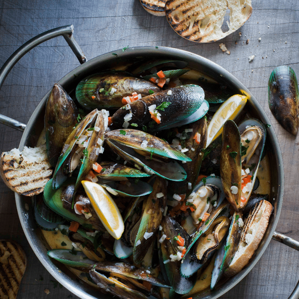Chilli garlic mussels with crusty bread
