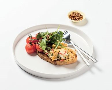 Chilli scrambled eggs w goat’s cheese + tomato