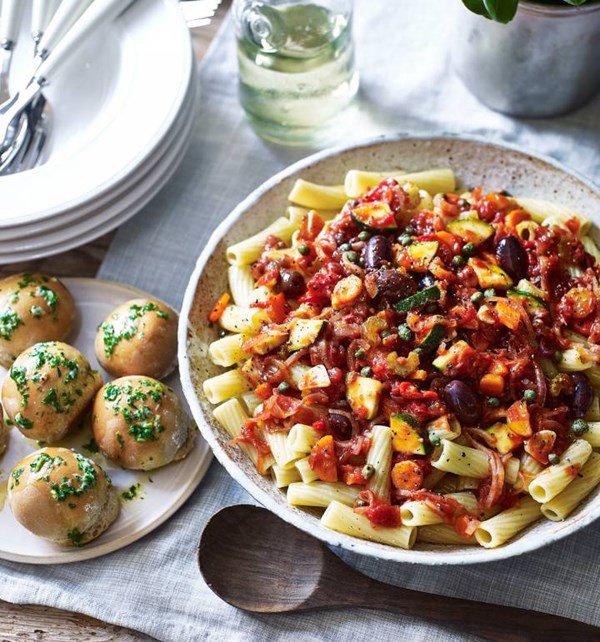 Chilli tomato pasta with garlic dough balls
