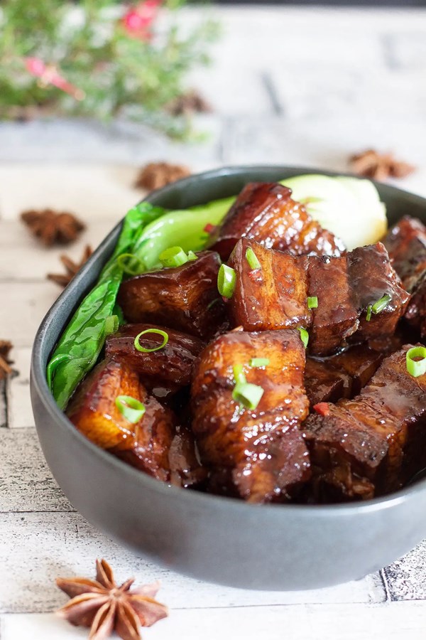 https://716f24d81edeb11608aa-99aa5ccfecf745e7cf976b37d172ce54.ssl.cf1.rackcdn.com/chinese-braised-pork-belly-3176313l1.jpg