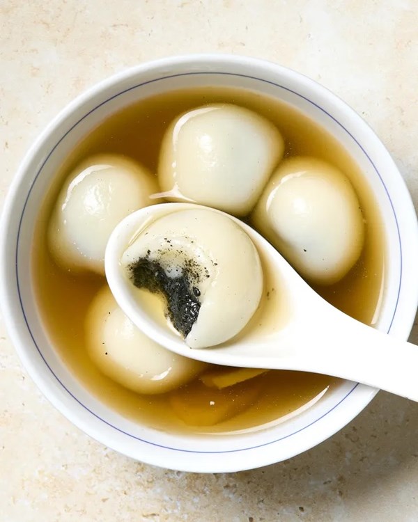 Chinese glutinous rice balls with black sesame filling (Tang yuan)