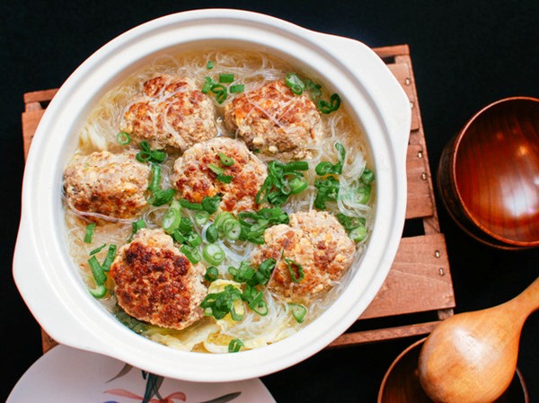 Chinese lion's head pork meatballs with vermicelli and cabbage