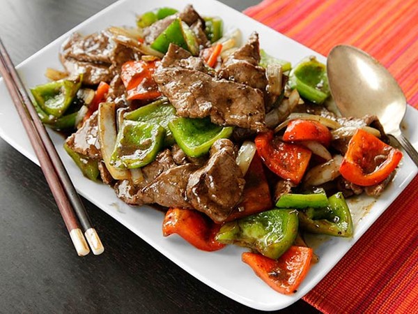 Chinese pepper steak (Stir-fried beef with onions, peppers, and black pepper sauce)