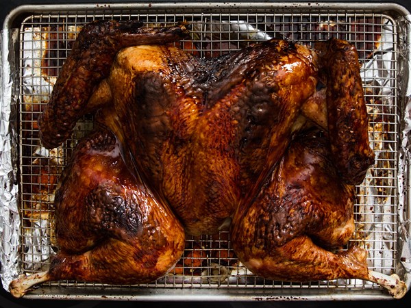 Chinese red-sauce-glazed spatchcocked turkey 