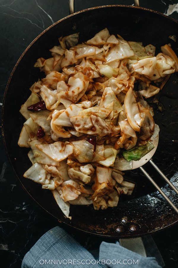 Chinese sauteed cabbage with vinegar sauce  (醋溜卷心菜)