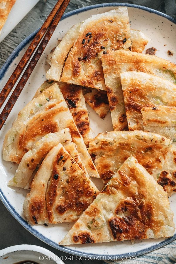 Chinese scallion pancakes (葱油饼)