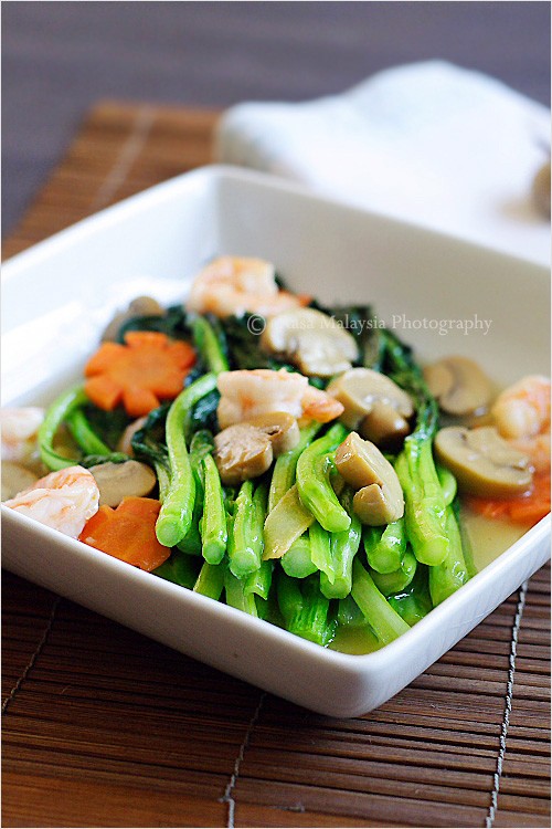 Chinese vegetable (Choy sum) with white sauce