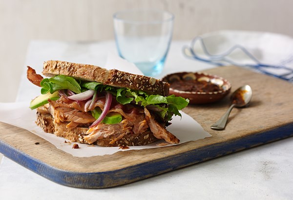 Chipotle salmon, bacon, and avocado sandwiches (Sandwiches de salmon, tocino, y aguacate)