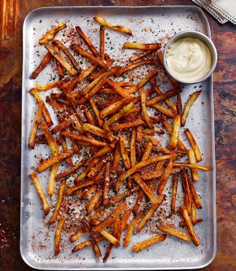 Chips with spiced salt and smoked garlic mayo