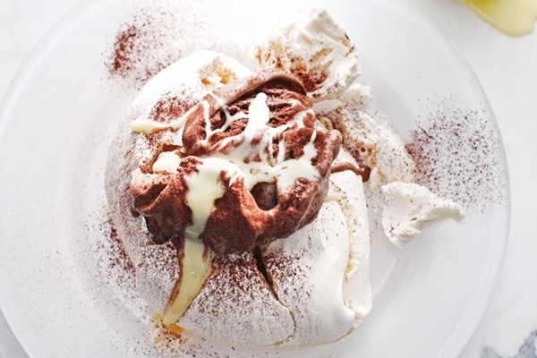 Choc-ice meringues with hot white chocolate sauce