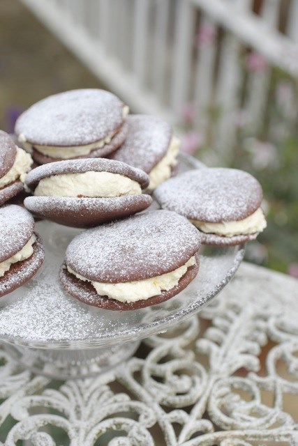 Chocolate & vanilla whoopie pies