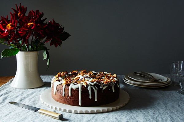 Chocolate-almond giant cinnamon bun cake
