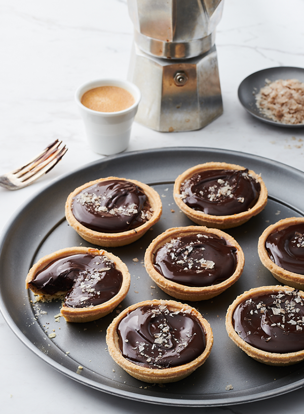 Chocolate and caramel tarts with smoked salt