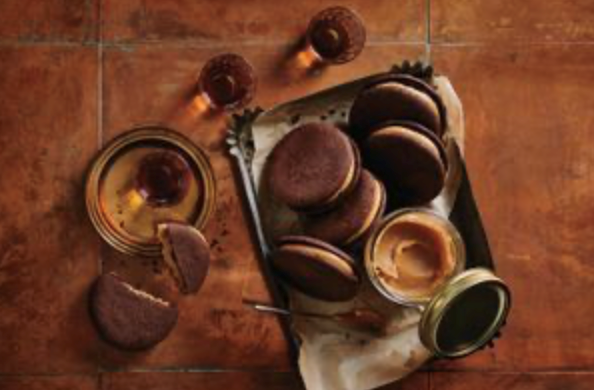 Chocolate and dulce de leche cookies (Alfajores)