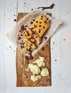 Chocolate and extra-virgin olive oil focaccia with mozzarella (Focaccia al cioccolato e olio extra vergine d'oliva con mozzarella)