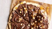 Chocolate and hazelnut pizza (Pizza di cioccolata e nocciole)