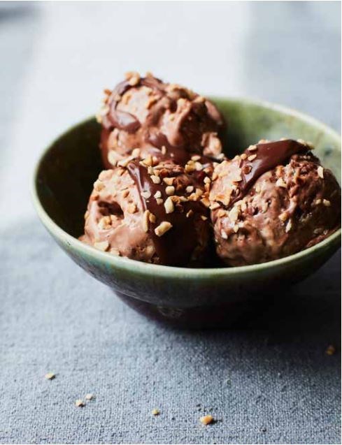 Chocolate and hazelnut semifreddo with hot chocolate sauce (Semifreddo alla Nutella con cioccolato fondente caldo)