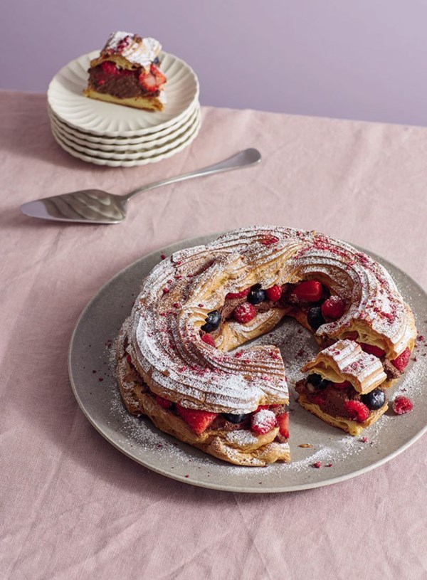 Chocolate and mascarpone cream-stuffed choux wreath with berries