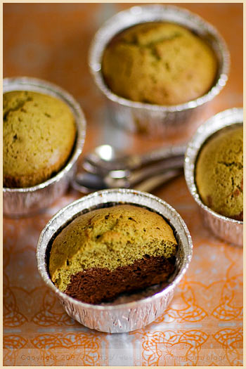 Chocolate and matcha green tea cakes (Petits gâteaux au chocolat et thé vert matcha)