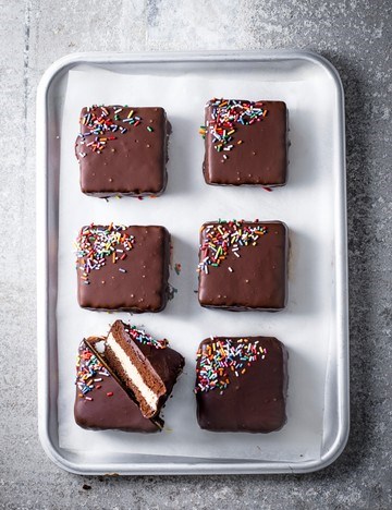 Chocolate and peanut butter snack cakes