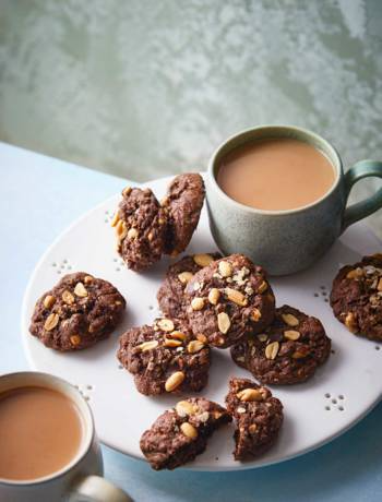 Chocolate and peanut cookies