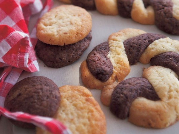 Chocolate and vanilla cookies / biscuits