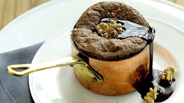 Chocolate and walnut souffles with chocolate and cinnamon cream (Soffiati al cioccolato)