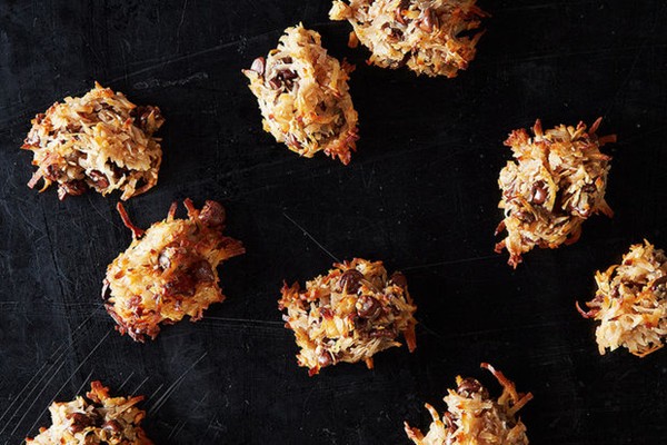 Chocolate-balsamic macaroons