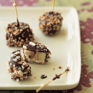 Chocolate-banana bonbons with toasted almonds