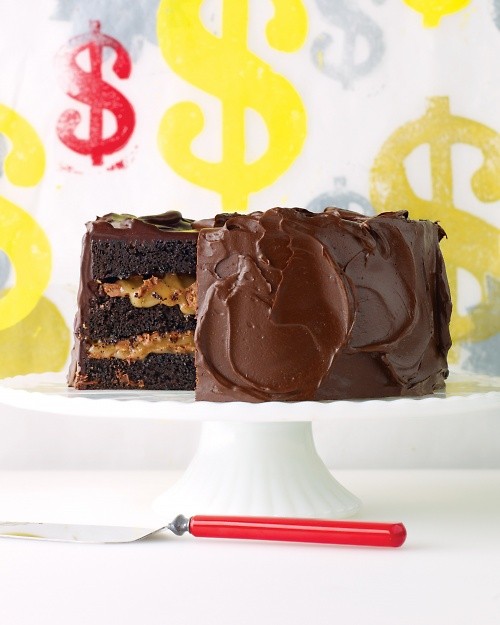 Chocolate cake with milk-chocolate crunch and caramel sauce