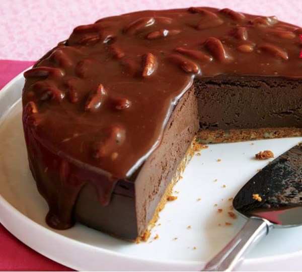 Chocolate cheesecake with caramel pecan sauce