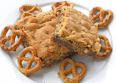 Chocolate chip cookie pretzel bars