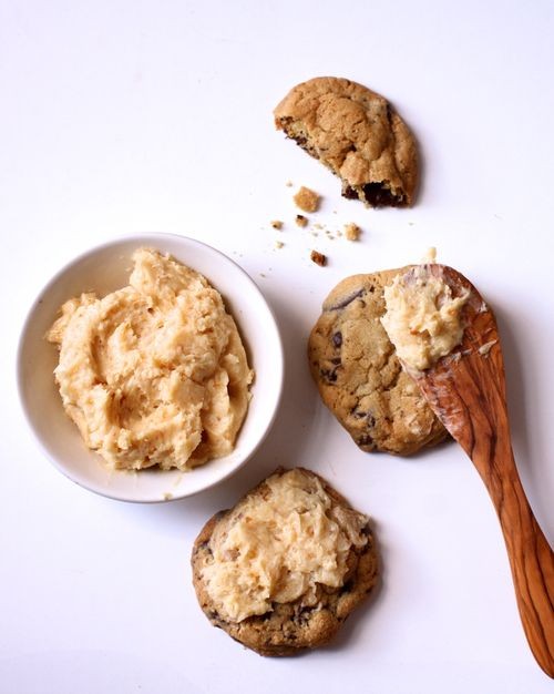 Chocolate-chip cookies with red miso buttercream