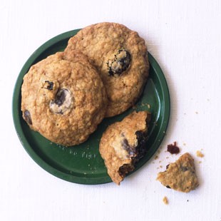 Chocolate-chip oatmeal cookies with dried cherries