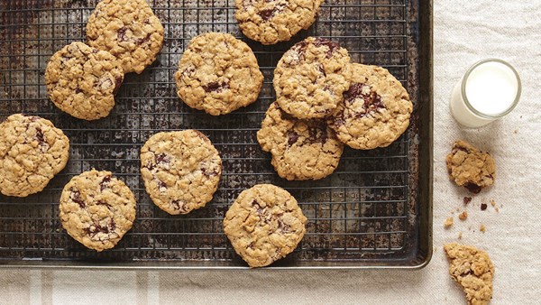Chocolate chip oatmeal streusel cookies