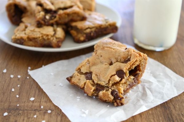 Chocolate chip salted caramel cookie bars