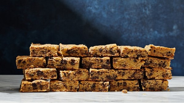 Chocolate chunk tahini blondies