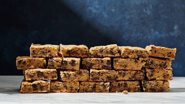 Chocolate chunk tahini blondies