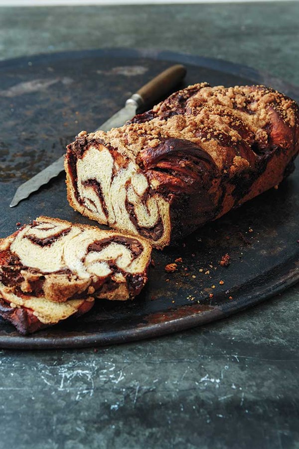 Chocolate-cinnamon babka with crumb topping