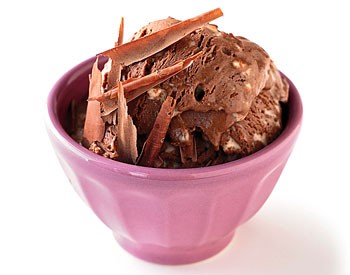Chocolate-cinnamon gelato with toffee bits