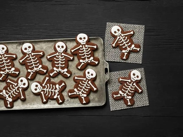 Chocolate-cinnamon skeleton cookies